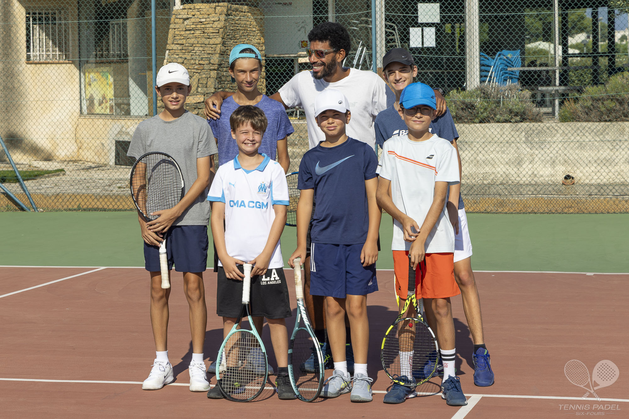 Les jeunes joueurs avec Nathan, leur coach et accompagnateur